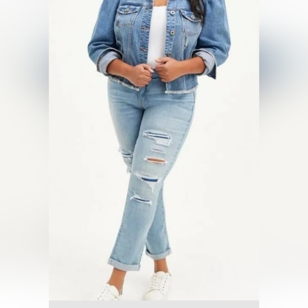TORRID 20R Distressed Vintage Stretch Boyfriend Straight Jeans.